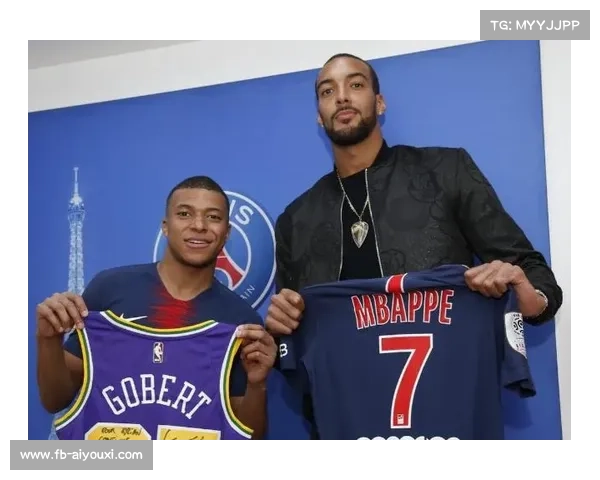 法国更衣室香槟喷洒，姆巴佩举杯合影乌克兰交换球衣